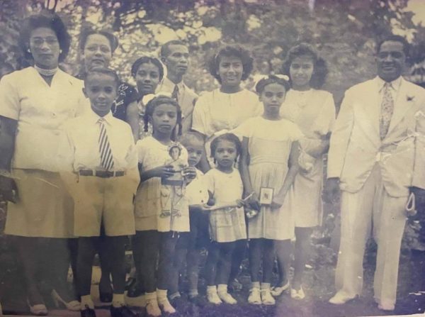 Back: Agnes, ??, Eleanor, Ludovicis, Sybil, Jean, George | Front: Dennis, Patricia, Orson, Barbara, Daphne